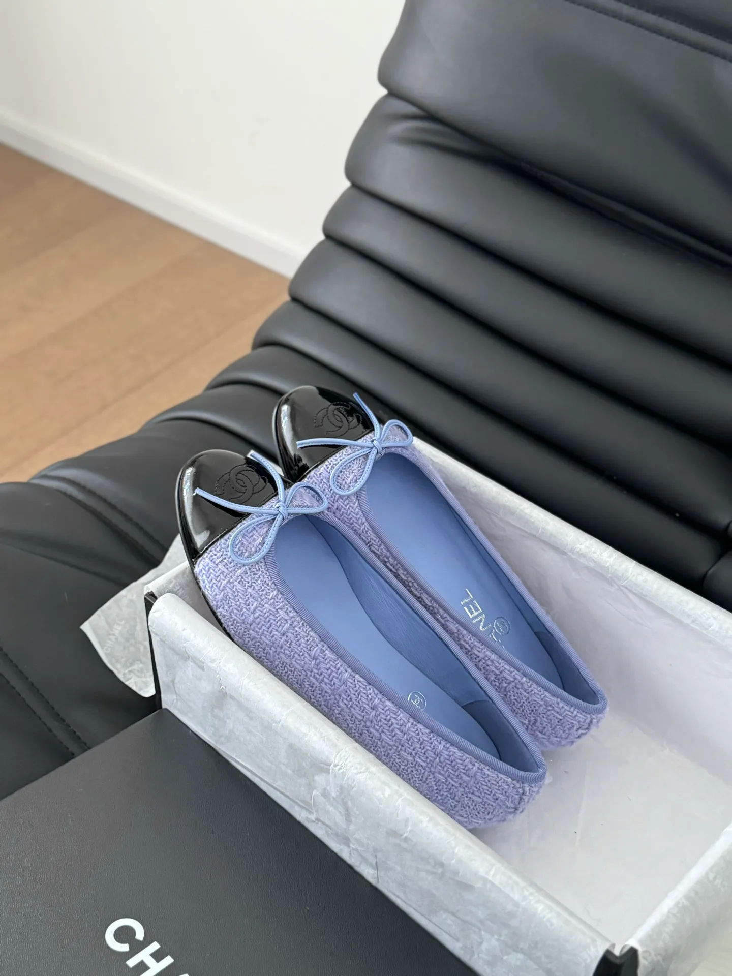 👟👟Ex-factory price 480👟👟 Purchasing-grade Chanel new color ballet shoes, original 1:1 replica, a classic among classics, perfect whether paired with trousers or skirts. The small round toe design is very good at modifying the foot shape, a must-have for little fairies! Heel height: 2.5cm Size: 35-41 (40/41/42/43 customized, non-refundable)